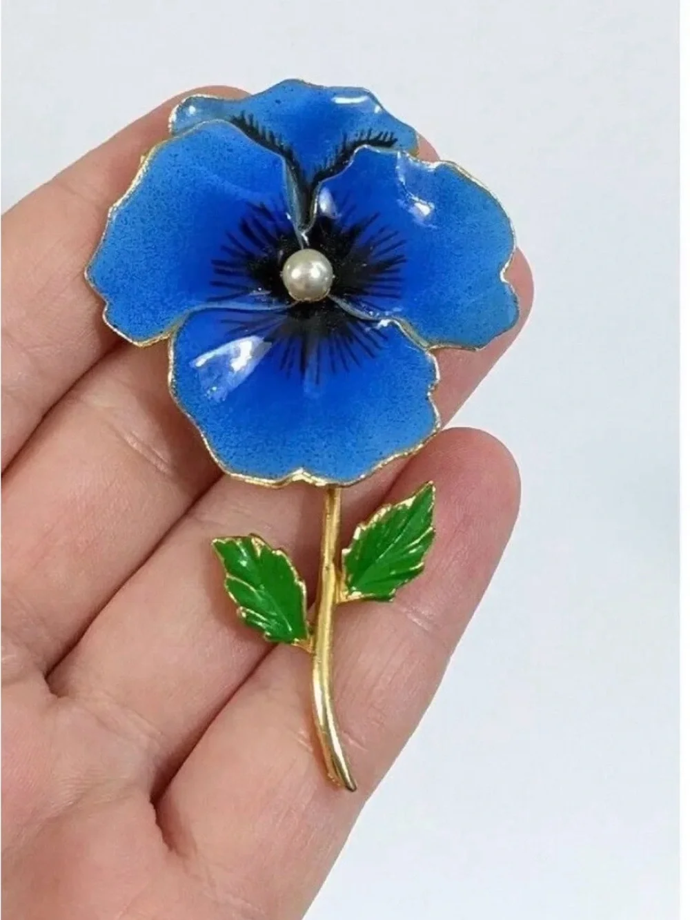 Blue Pansy Flower Shaped Brooch - Enamel And Gold Toned Vtg